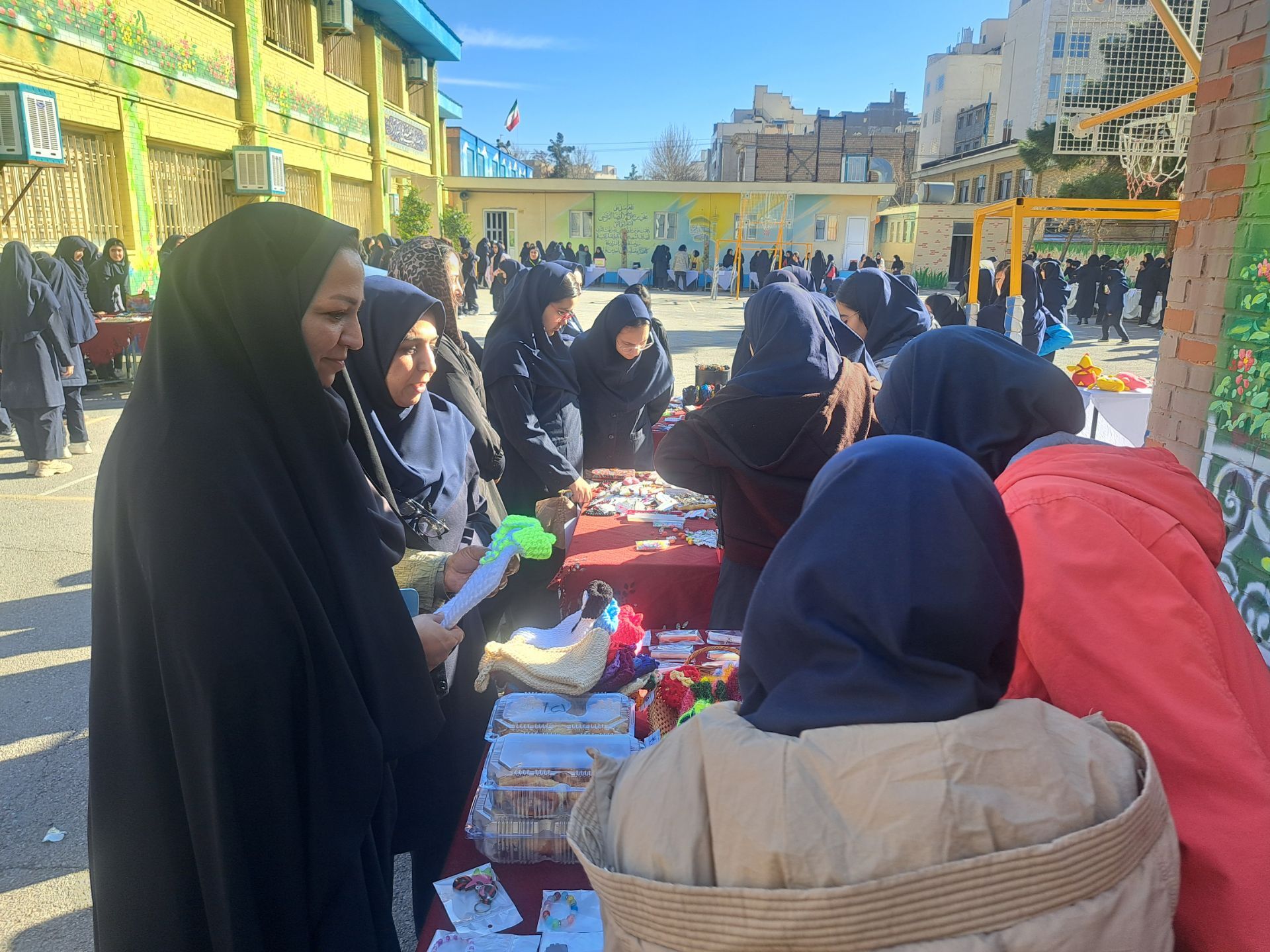 بازارچه دانش‌آموزی در دبیرستان علی افشارنژاد