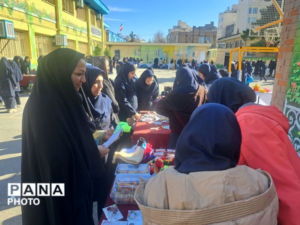 بازارچه دانش‌آموزی در دبیرستان علی افشارنژاد