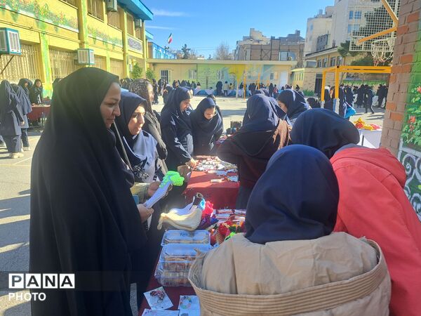 بازارچه دانش‌آموزی در دبیرستان علی افشارنژاد