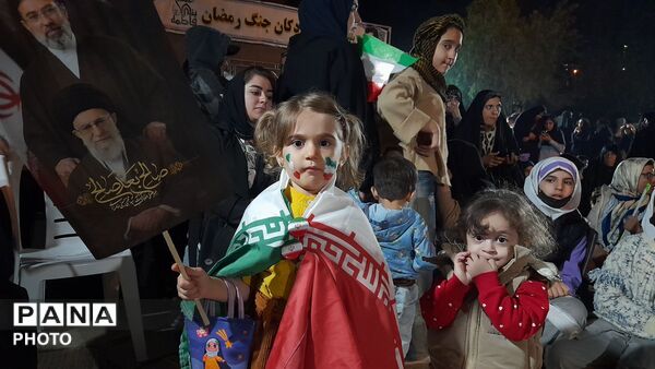 آسمان نورآباد لرستان با حضور پرشور مردم در هفتاد و پنجمین شب بیعت رهبری روشن شد