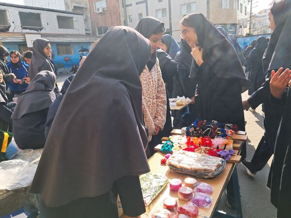 بازارچه دست‌ساخته‌های دانش‌آموزی در دبیرستان بهار آزادی قائمشهر