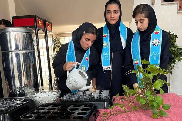 برپایی نمایشگاه هنرهای دست‌ساز در مدرسه فرهنگ قرچک