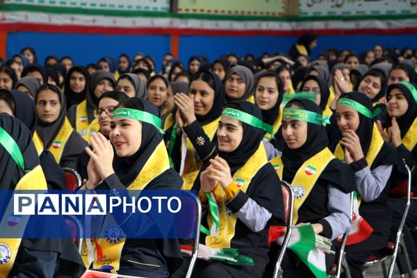 هم‌سرایی هزار نفری دانش‌آموزان یاور انقلاب در اسلامشهر