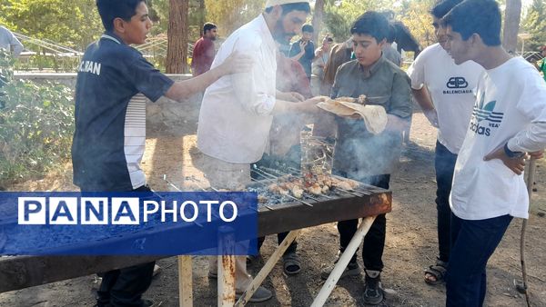 خودکفایی در آشپزی؛ دانش‌آموزان جوجه را از زغال تا سفره رساندند