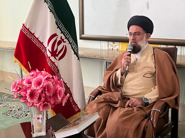 لحظه‌های ناب بندگی در نماز جماعت دانش‌آموزان آباده