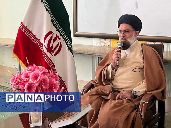 لحظه‌های ناب بندگی در نماز جماعت دانش‌آموزان آباده