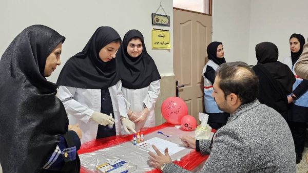 بازدید مسئول پژوهش‌سرای دکتر حسابی از دستاوردهای دانش‌آموزان مدرسه شاهد شهید نوری