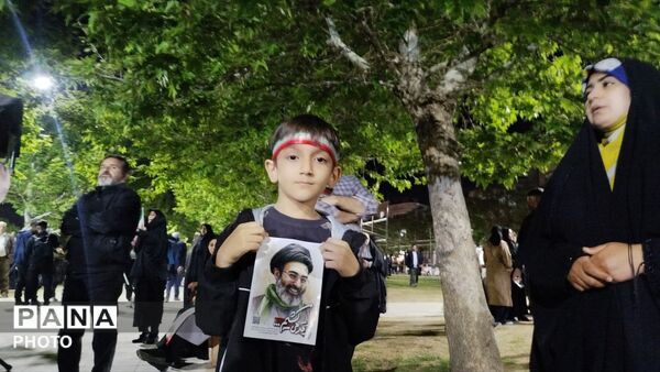 گردهمایی کودکان در پارک چهارباغ خرم‌آباد با شعارهای وحدت و آینده‌سازی
