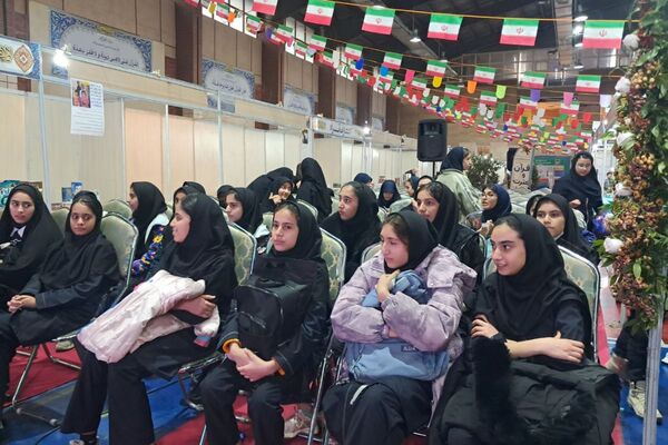 حضور دانش‌آموزان مدرسه طلیعه در نمایشگاه قرآن و عترت مجموعه ورزشی ایثار
