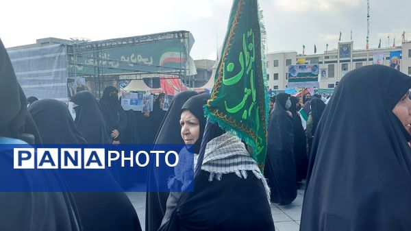 حضور پرشور دانش‌آموزان و اقشار مختلف مردم مشهد در راهپیمایی یوم‌الله ۱۳ آبان