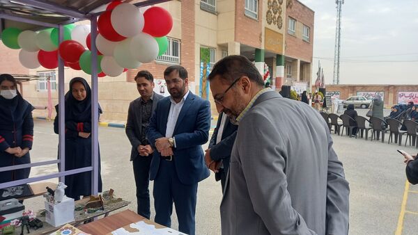 نواختن زنگ استکبارستیزی همزمان با برگزاری بیست و هفتمین دوره انتخابات شورای دانش‌آموزی در آموزشگاه فرزانگان ملارد