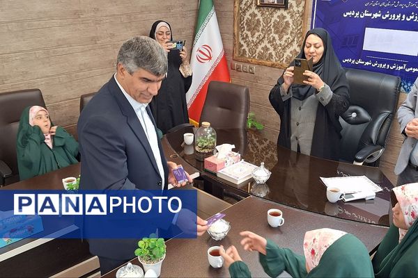 اجرای سرود به مناسبت هفته وحدت و میلاد نبی اکرم (ص) در اداره آموزش و پرورش پردیس 