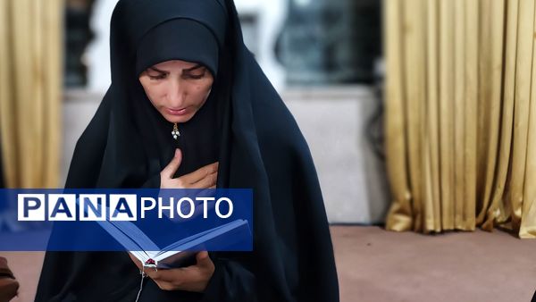 قرائت زیارت عاشورا توسط زائران مسجد جمکران در گلزار شهدای یاسوج