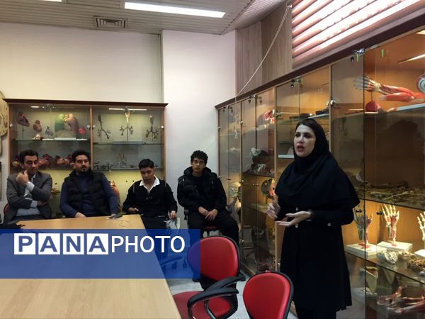 بازدید دانش آموزان دبیرستان نمونه آیت‌الله خامنه‌ای از دانشکده پزشکی دانشگاه فردوسی مشهد