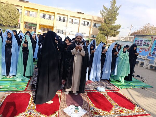 اقامه نماز باران در مدرسه شاهد قدسیان