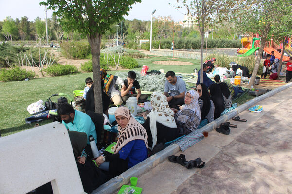 حضور گردشگران روز طبیعت در محوطه باغ‌موزه دفاع مقدس قم