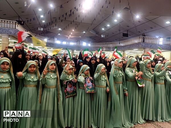 تجدید بیعت دختران وطن با آرمان‌های انقلاب در حسینیه امام