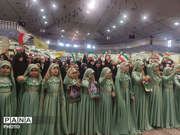 تجدید بیعت دختران وطن با آرمان‌های انقلاب در حسینیه امام