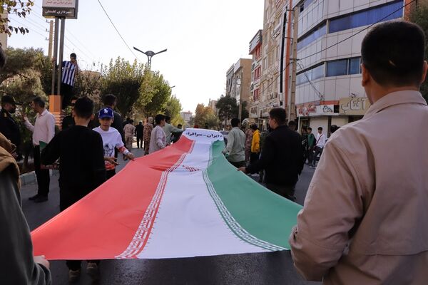 حضور پرشور دانش‌آموزان و مسئولین در راهپیمایی ۱۳ آبان در ناحیه یک بهارستان