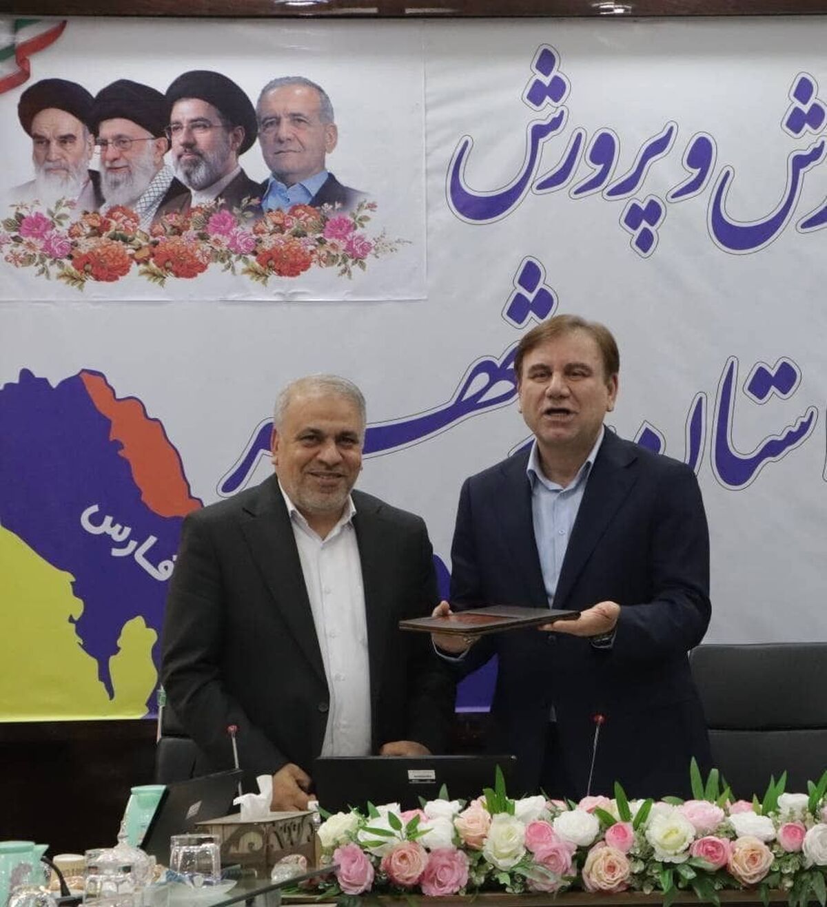 اهدای لوح تقدیر وزیر آموزش و پرورش به استاندار بوشهر