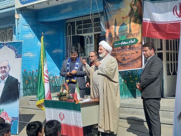رونمایی از کتاب «روحانی که روحانی نیست» در دبیرستان باقریه