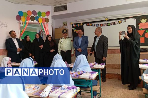 زنگ جشن شکوفه‌ها در مدرسه «آیین روشن» شهریار نواخته شد