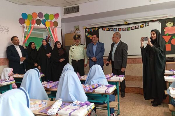 زنگ جشن شکوفه‌ها در مدرسه «آیین روشن» شهریار نواخته شد