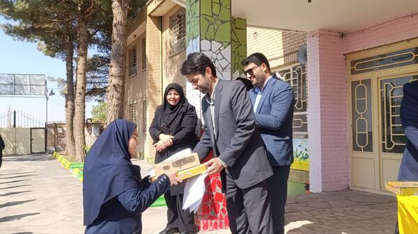 تقدیر از برگزیدگان مسابقات قرآن، عترت و نماز در دبیرستان حضرت سکینه 