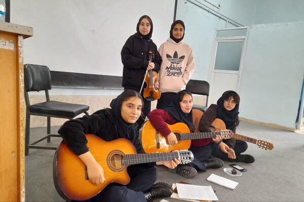 نمایشگاه و بازارچه هنرهای دستی در دبیرستان شاهد فیض شیراز 