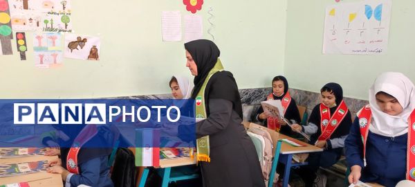 توزیع کتاب « از ایرانمان دفاع می کنیم » در بین دانش‌آموزان پیشتاز مدرسه شهید خاقانی شهرستان شیروان