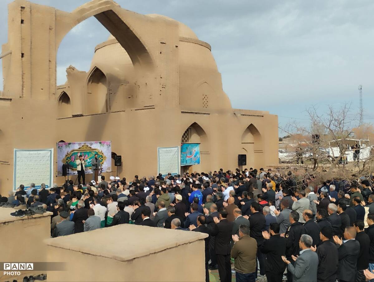 اقامه نماز بندگی در مسجد جامع تاریخی شهر رشتخوار