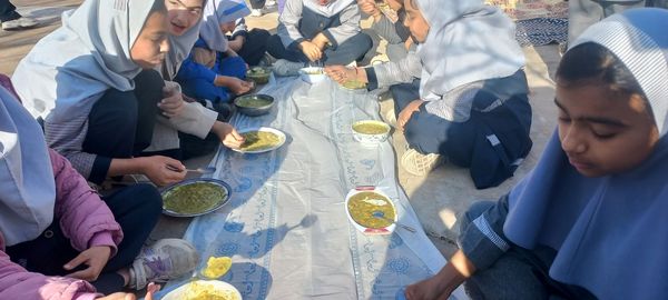 آش نذری‌‌ به‌ مناسبت‌ شهادت‌ امام‌ هادی (ع) در مدرسه تکتم خلیل آباد