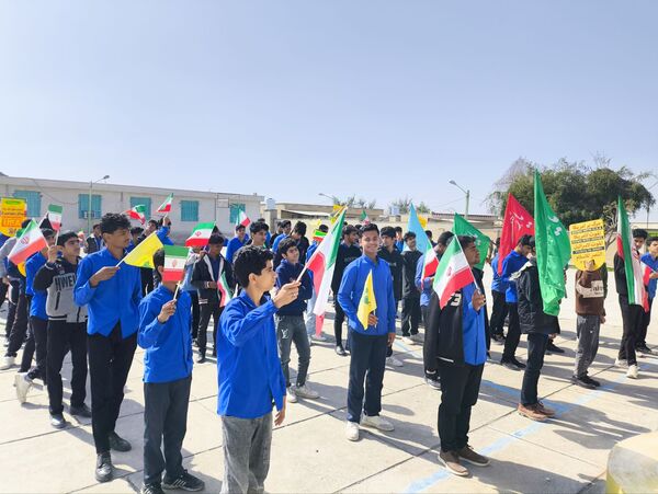 مدارس سندرک یکپارچه در شور انقلابی؛ زنگ انقلاب به صدا درآمد