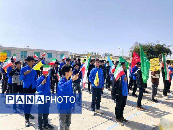 مدارس سندرک یکپارچه در شور انقلابی؛ زنگ انقلاب به صدا درآمد