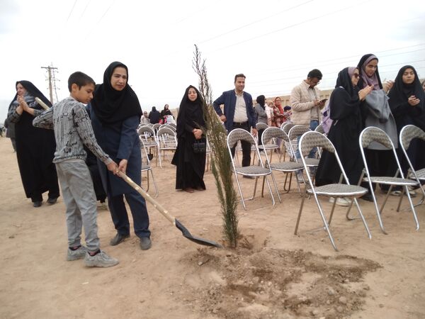 پویش مردمی درخت یادگار در یزد 