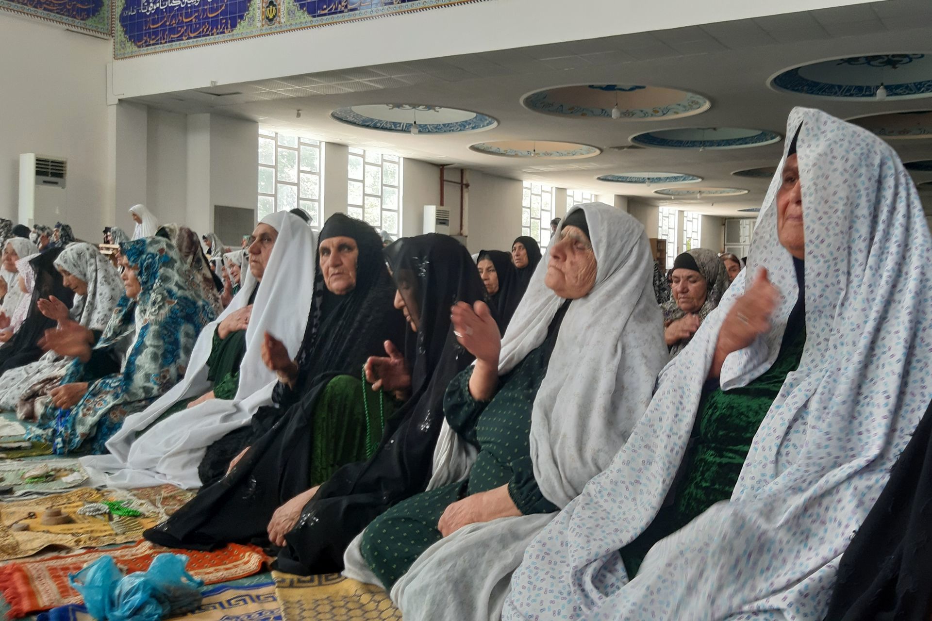 اقتدار مردم در صفوف نماز جمعه لردگان 