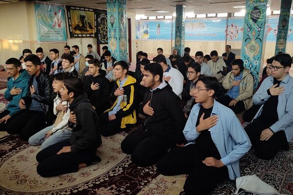 در اغنای دل‌ها هنرستان موفقیان اسلامشهر میزبان آیین فاطمیه و سفره احسان بانوی نور بود