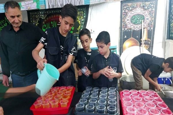 نقش‌آفرینی بیش از 600 دانش‌آموز به عنوان خادم‌الرضا(ع) در میزبانی از زائران