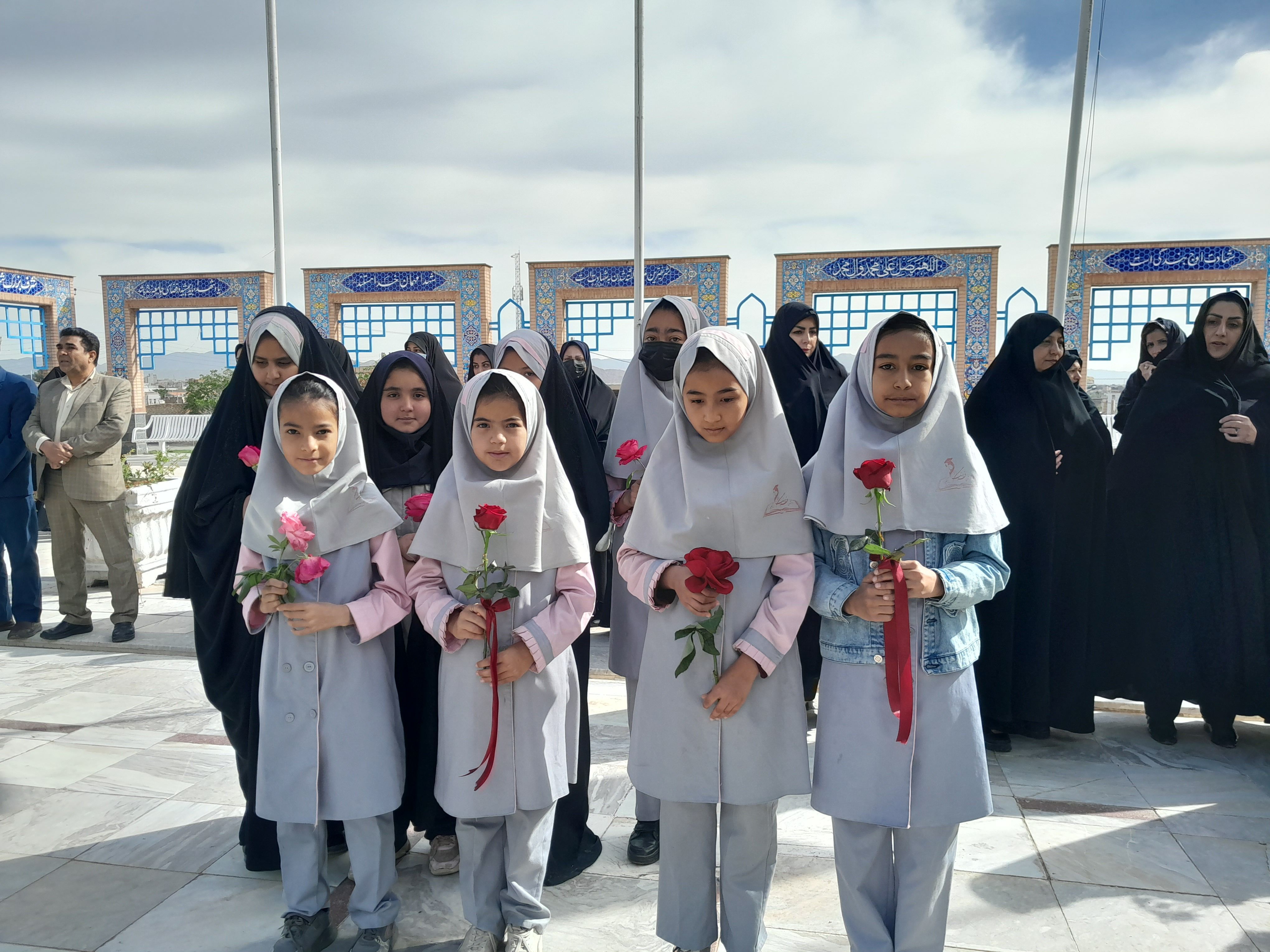 آیین نواختن زنگ سپاس معلم در دبیرستان دخترانه ارشاد تربت حیدریه 