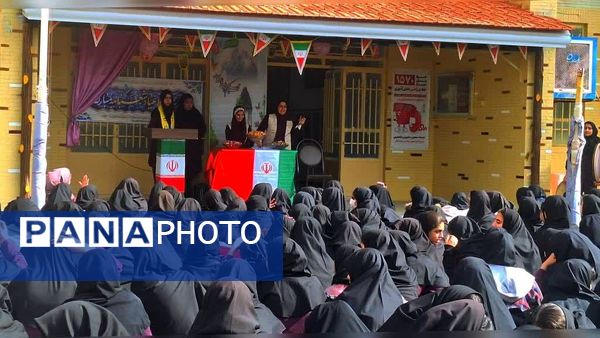 جلوه‌هایی از مراسم دهه فجر در دبیرستان دخترانه ابویی‌نژاد