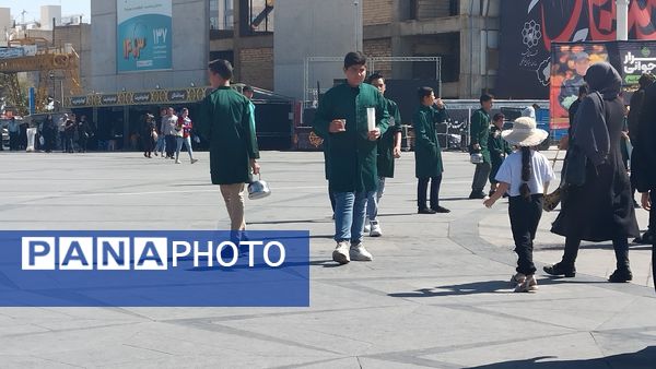 حضور نوجوانان در میدان شهدای مشهد برای استقبال و پذیرایی از زائران امام رضا(ع)