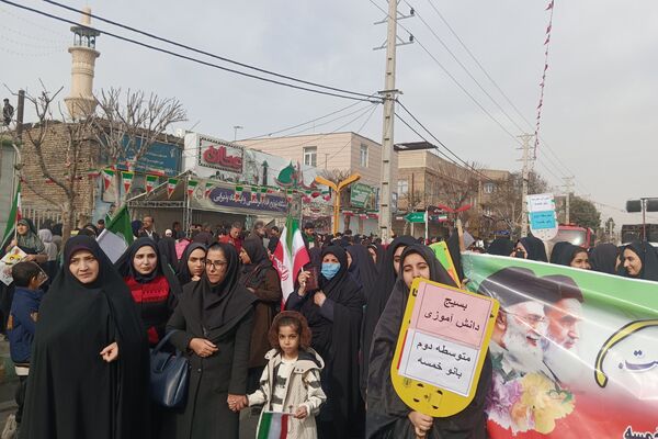 حضور دانش‌آموزان دبیرستان بانوخمسه در راهپیمایی22 بهمن رباط‌کریم 