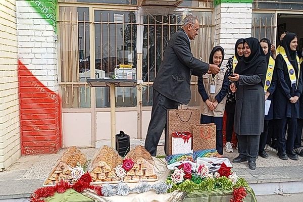 جشنی باشکوه به‌مناسبت ولادت حضرت علی (ع) و روز پدر در دبیرستان شهید مجید دهنوی 