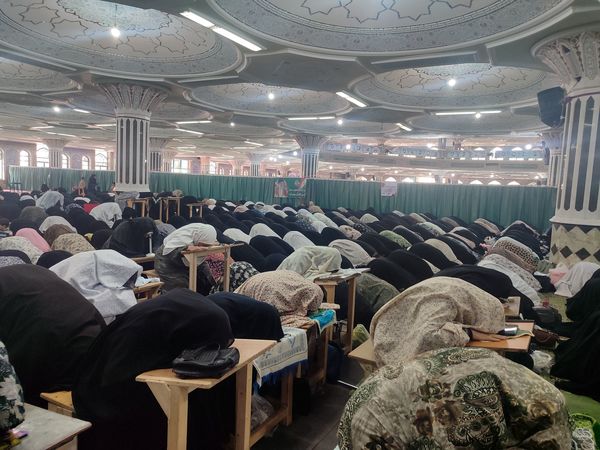 نماز جمعه شهرکرد با عطر حضور معلمان