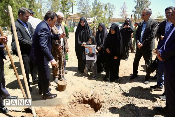 آیین کاشت 168 نهال به یاد دانش‌آموزان شهید میناب در اردوگاه 15خرداد قم