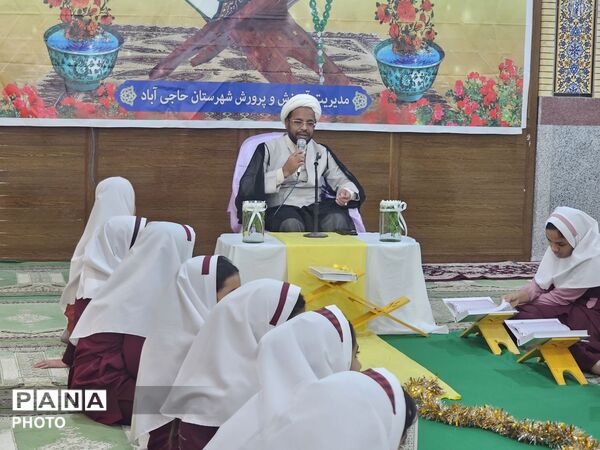 طنین زنگ نماز و عطر آیات قرآن در محفل انس با قرآن