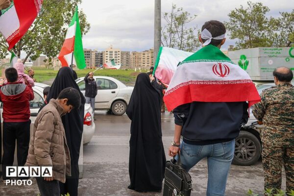 تشکیل زنجیره انسانی اطراف نیروگاه حرارتی برق مشهد
