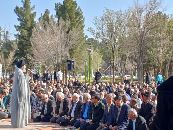 اقامه نماز با شکوه عید فطر به امامت امام جمعه حبیب آباد