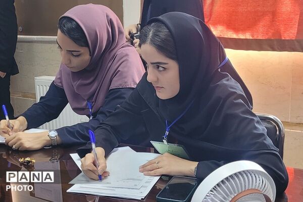 رقابت نخبگان جوان زبان خارجی در دبیرستان فرهنگ