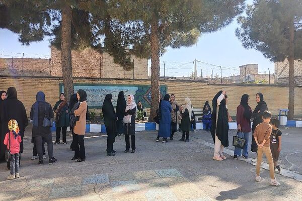 جلسه آموزش خانواده در دبیرستان شهید مجید دهنوی نیشابور